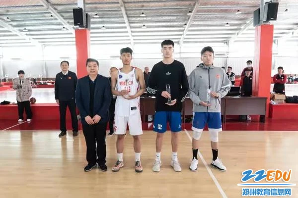 篮球防守训练中如何提高体能和耐力_0